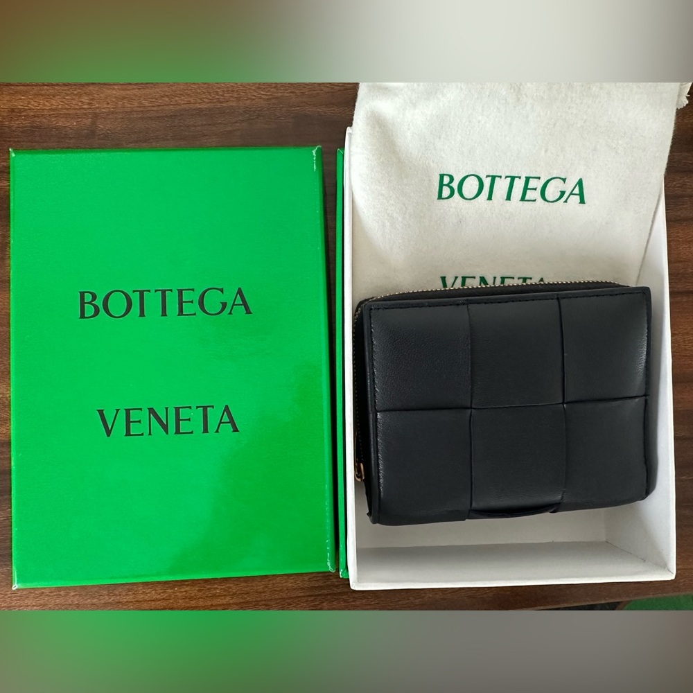 Bottega Veneta small cassette Bi-fold zip wallet (color:space) New